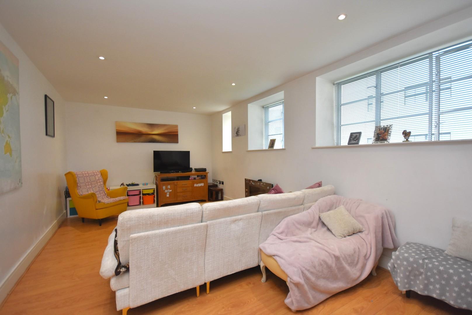 21 Courtlands, Hayes Point, Sully, CF63 2PN